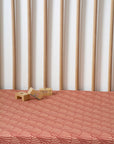 SNÄCKOR | Terracotta+ burgundy | 60x120cm/ Dra-På-Lakan för spjälsäng