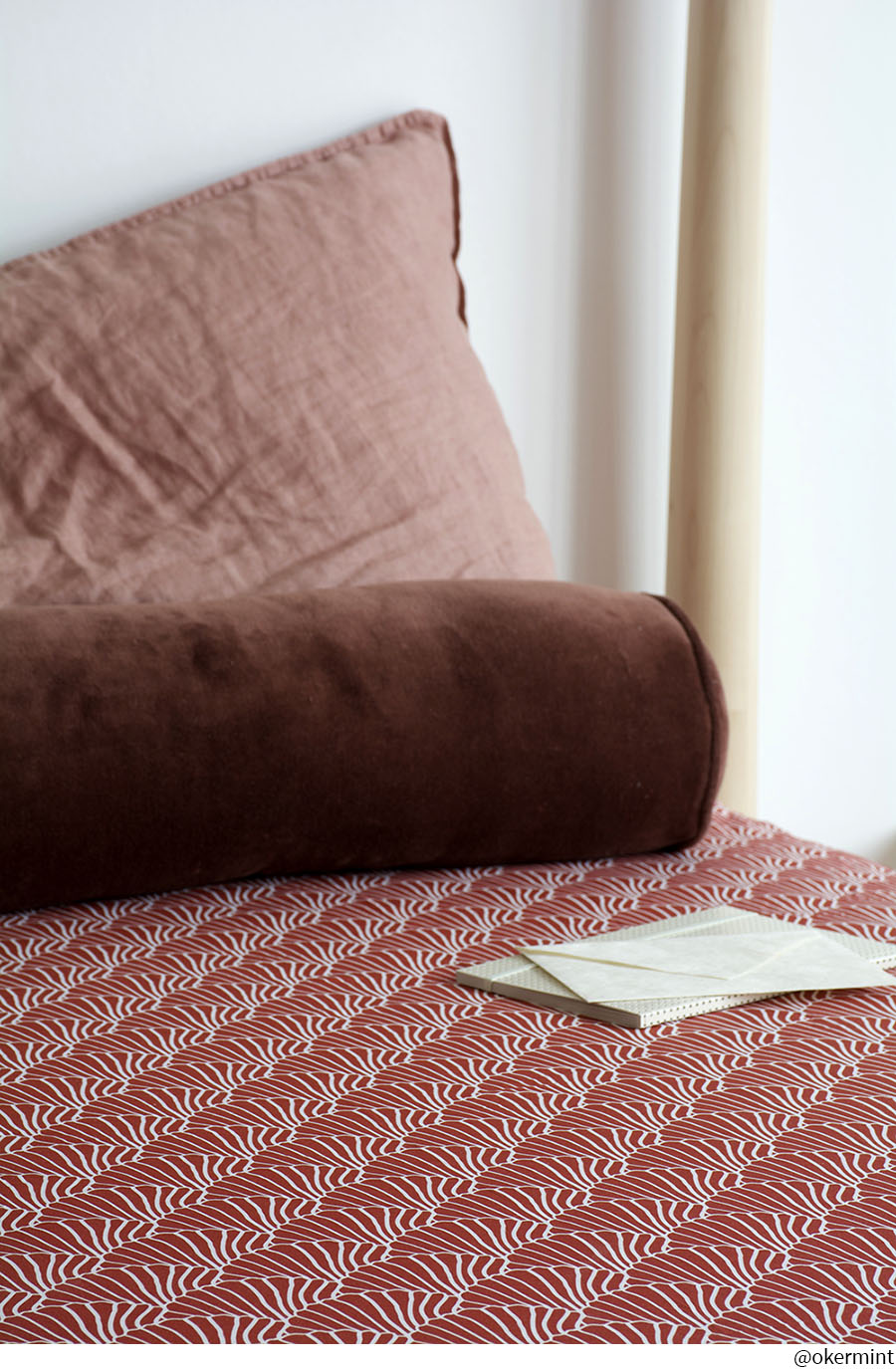 SEASHELLS | Burgundy | 180x200cm / 71x79&quot; | Double fitted sheet