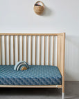 SNÄCKOR | Moroccan blue | 80x160cm/ 31,5x63"| Dra-På-Lakan för barnsäng